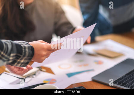 Groupe de travail affaires et discuter affaires ensemble dans une réunion Banque D'Images