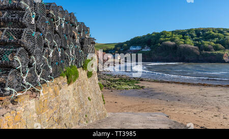 Des casiers à homard et Plage, Hope Cove, Devon Banque D'Images