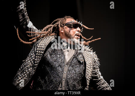 Benji Webbe, chanteur du groupe de rock britannique Skindred, spectacle sur la scène du festival 2019 Roches Firenze à Florence, en Italie, pour l'ouverture Banque D'Images