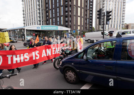 Les membres de la rébellion Extinction bloquant le côté nord de Molesworth Street, en face de la station de Lewisham, durant les heures de pointe Le vendredi 14 juin 2019 Banque D'Images