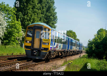 Northern Rail un train de passagers de classe 158 sur le chemin de Sheffield, Royaume-Uni. Banque D'Images