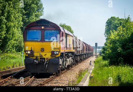 Class 66 locomotives de fret diesel-électrique dans l'English Welsh & Scottish Railways livery. Banque D'Images