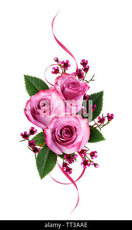 Roses et fleurs chamelaucium avec des feuilles vertes et de rubans de soie dans un arrangement de fleurs isolé sur fond blanc Banque D'Images