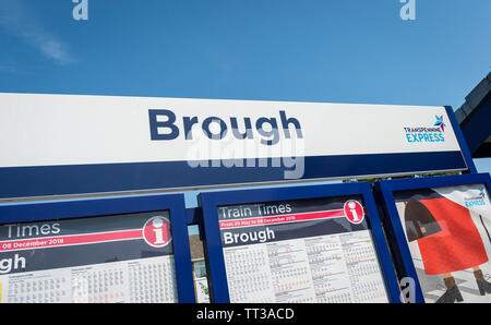 Les horaires des trains sur l'écran sur une plate-forme à Brough gare, Yorkshire, Angleterre. Banque D'Images