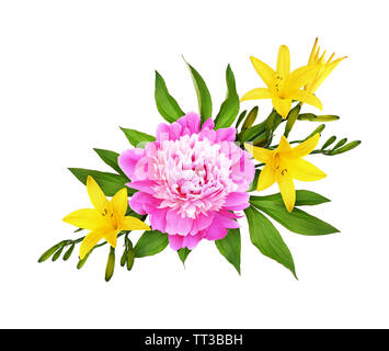 Pivoine rose avec fleurs de lis jaune dans un arrangement floral isolated on white Banque D'Images