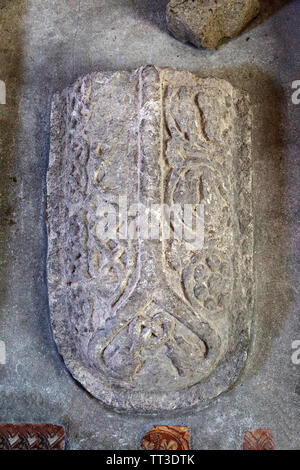 Croix en pierre sculptée anglo-saxon de 9ème-11ème siècle, église Sainte Croix, Ramsbury, Wiltshire, England, UK Banque D'Images