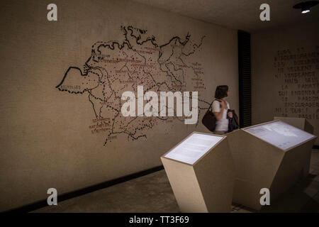 PARIS - MÉMORIAL DES MARTYRS DE LA DÉPORTATION - MÉMORIAL DE LA DÉPORTATION - CARTES DES CAMPS DE CONCENTRATION ET LE NOMBRE DE DÉPORTÉS VICTIMES EN FRANCE - NATIONAL SOUVENIRS - PARIS MUSEUM ET DE L'HISTOIRE - FRANÇAIS DÉPORTÉS PENDANT LA SECONDE GUERRE MONDIALE © Frédéric Beaumont Banque D'Images