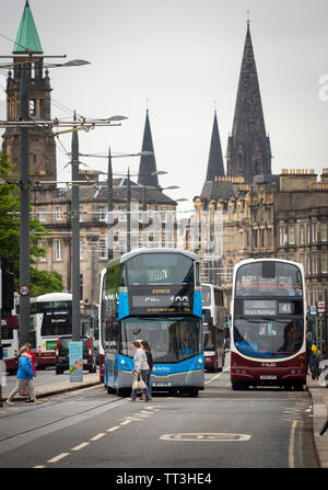 Les bus Lothian dans le centre de la ville d'Édimbourg, en Écosse. Banque D'Images