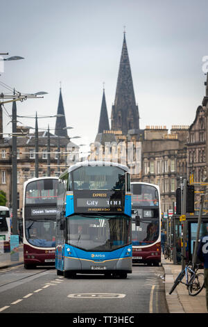 Les bus Lothian dans le centre de la ville d'Édimbourg, en Écosse. Banque D'Images