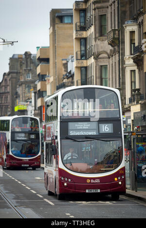 Les bus Lothian dans le centre de la ville d'Édimbourg, en Écosse. Banque D'Images