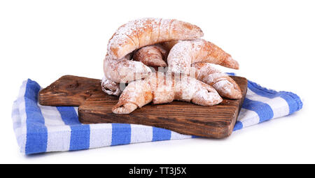 Bagels savoureux avec du sucre en poudre sur planche de bois, isolé sur blanc Banque D'Images