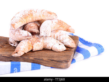 Bagels savoureux avec du sucre en poudre sur planche de bois, isolé sur blanc Banque D'Images