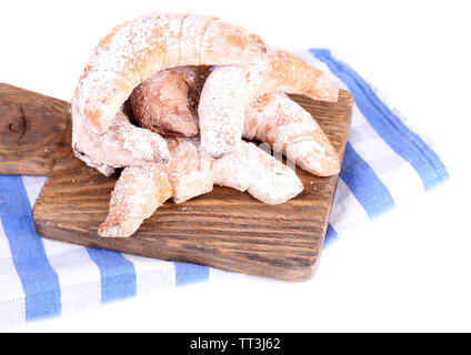 Bagels savoureux avec du sucre en poudre sur planche de bois, isolé sur blanc Banque D'Images