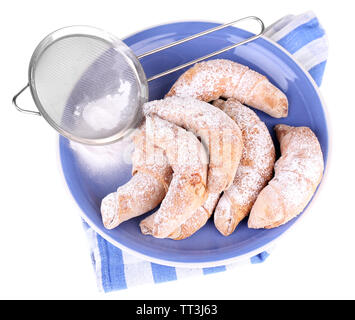 Bagels savoureux avec du sucre en poudre sur plaque, isolated on white Banque D'Images