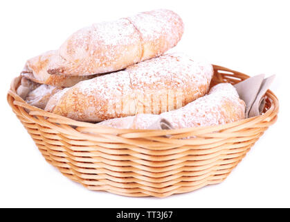 Bagels savoureux avec du sucre en poudre sur panier en osier, isolated on white Banque D'Images