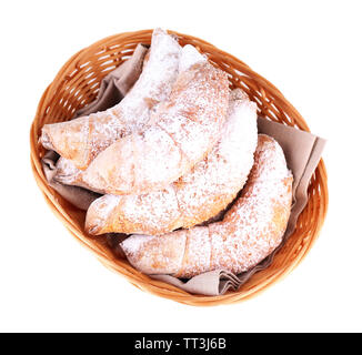 Bagels savoureux avec du sucre en poudre sur panier en osier, isolated on white Banque D'Images