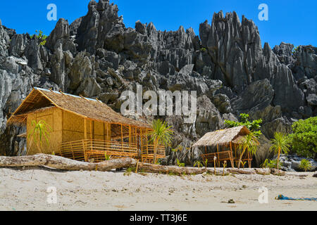 La maison en bois en face de la roche des montagnes. Les maisons ont été construites sur la plage. Voyageant à Philippines. Banque D'Images