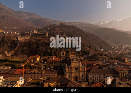 Vue panoramique aérienne de Bellinzona ville avec une partie du château en vue d'un après-midi d'hiver la lumière. Banque D'Images