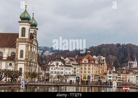 Vue de Lucerne les bâtiments et l'architecture de la chapelle pont sur un hiver froid de février 2011 après-midi. Banque D'Images