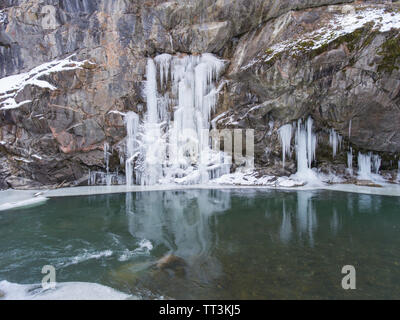 Paysage aérien cascade de glace sur le lac. Banque D'Images