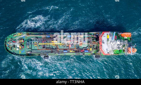 Grand feu de pétroliers sur la mer Méditerranée - Vue aérienne de l'image. Banque D'Images