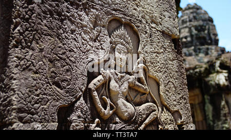 Détail d'une sculpture antique avec un flou en arrière-plan la tour de pierre dans le magnifique temple Bayon - un temple Khmer. (Angkor Wat, UNE Banque D'Images