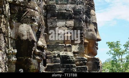 Une photo de l'ancienne ruine visages supraposition les tours du temple Bayon, situé à la dernière capitale de l'empire Khmer Angkor - Banque D'Images