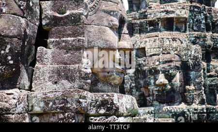 Une photo de l'ancienne ruine visages supraposition les tours du temple Bayon, situé à la dernière capitale de l'empire Khmer Angkor - Banque D'Images