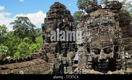 Une photo de l'ancienne ruine visages au tours du temple Bayon, situé à la dernière capitale de l'empire Khmer - Angkor Thom. (Angk Banque D'Images