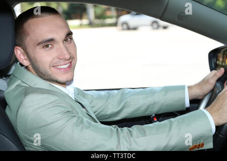 Man sitting in car Banque D'Images