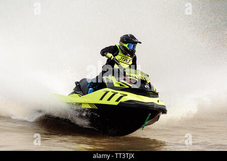 Jet ski racer non identifiés de jet ski pro tour # 3, Udonthani, Thaïlande - 25 mai 2019 : Jet Ski concurrent virage en créant beaucoup de vitesse au spray. Banque D'Images