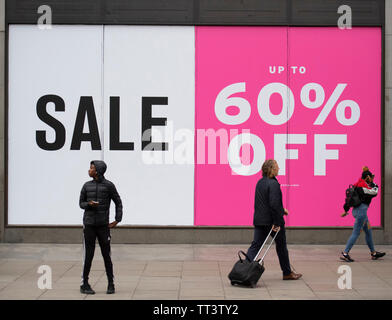 Oxford Street, Londres, Royaume-Uni. 14 juin 2019. Du Groupe Arcadia Topshop flagship store à Oxford Circus dans le West End de Londres propose jusqu'à 60  % sur des vêtements. Le groupe en difficulté a l'intention de fermer 48 magasins à l'échelle nationale dans le cadre d'un plan de restructuration. Credit : Malcolm Park/Alamy Live News. Banque D'Images