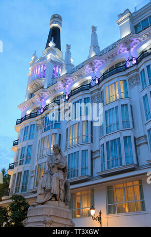 Espagne, Madrid, Plaza de Santa Ana, l'Hôtel Reina Victoria, Calderon de la Barca, Monument Banque D'Images