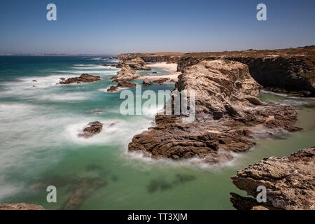 La Route de pêcheurs sur la Costa Vicentina, situé dans le sud-ouest du Portugal, se caractérise par ses formations rocheuses et les plages cristallines. Banque D'Images