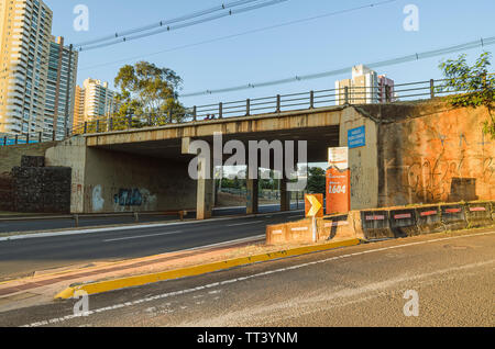Campo Grande - MS, Brésil - 10 juin 2019 : Pedro Chaves dos Santos viaduc. Pont de Ceara au-dessus de la rue Ricardo Brandao avenue. Banque D'Images