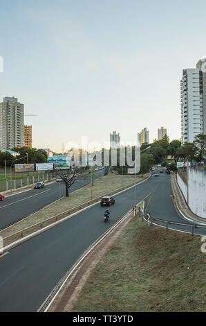 Campo Grande - MS, Brésil - 10 juin 2019 : Transit sur une journée ordinaire à Ricardo Brandao avenue. Banque D'Images