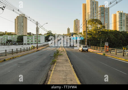 Campo Grande - MS, Brésil - 10 juin 2019 : Transit sur une journée ordinaire à Ceara avenue, l'une des principales rues de la ville. Photo dans le milieu de la Banque D'Images
