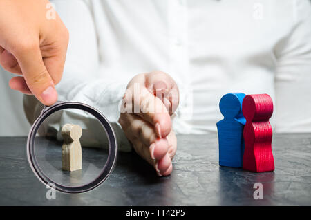 Part sépare parents et enfants. La déchéance de l'autorité parentale des parents. La corruption législative ou obstacles à l'adoption d'un enfant. Counterin Banque D'Images