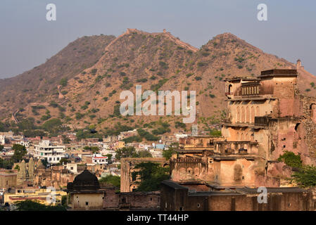 Remparts massifs d'Amber (amer) Fort de suivre les contours d'une crête de montagne robuste, Amer, collines Aravalli, Rajasthan, Inde de l'Ouest, en Asie. Banque D'Images
