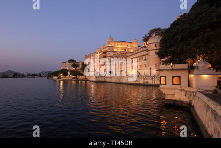 Palais de la ville et le lac Pichola juste après le coucher du soleil à Udaipur, Rajasthan, Inde Banque D'Images