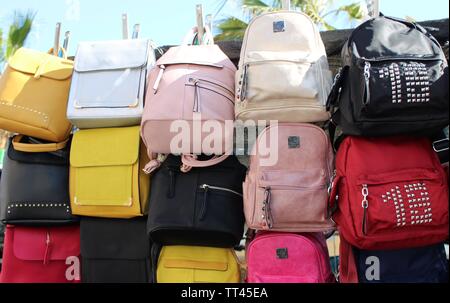 Sacs en cuir et en tissu de couleurs différentes exposées dans le marché Banque D'Images