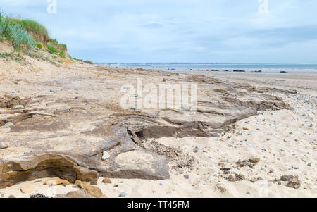 English littoral le long de la côte rocheuse et de la plage de sable fin sur matin ensoleillé en été avec vue sur la mer sous ciel bleu, Fraisthorpe, Yorkshire, UK. Banque D'Images