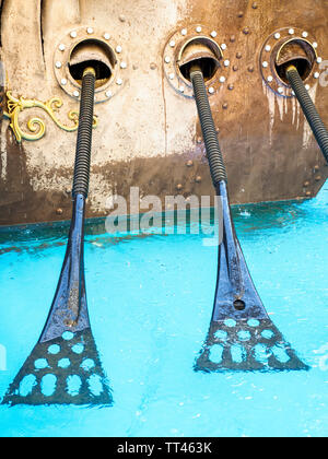 "The Navigators" sculpture en bronze de David Kemp dans Hay's Galleria Arcade, South Bank, Southwark, Londres, Angleterre Banque D'Images