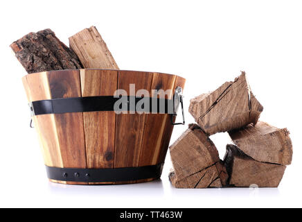 Table ronde en bois panier plein de bois de chauffage isolated on white Banque D'Images