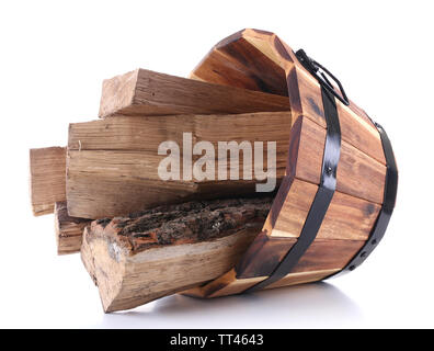 Table ronde en bois panier plein de bois de chauffage isolated on white Banque D'Images