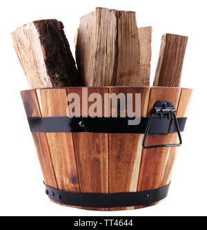 Table ronde en bois panier plein de bois de chauffage isolated on white Banque D'Images