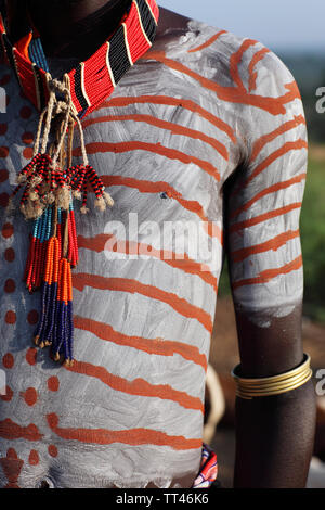 Bodypainting sur haut du corps du guerrier Karo, Ethiopie Banque D'Images