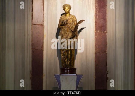 Statue de Sainte Agnès avec la paume de martyre par Nicolas Cordier (1605) - Basilique di Sant'Agnese Fuori le Mura (Sainte Agnès Hors les Murs) - Rome Banque D'Images