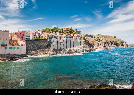 Vue pittoresque sur les rues de Collioure, Pyrénées-Orientales, France Banque D'Images