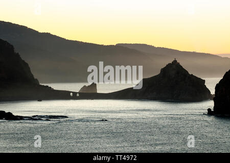 Paysage de gaztelugatxe au coucher du soleil Banque D'Images